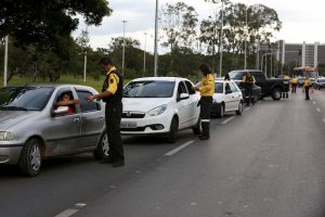 Com 67% dos veículos sem licenciamento, GDF alerta para regularização