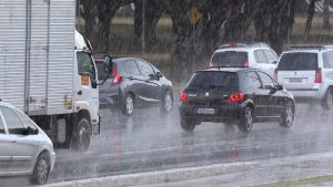 Chegada das chuvas no DF exige mais cuidado no trânsito; veja recomendações