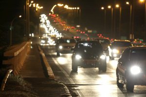 Uso correto dos faróis garante a segurança no trânsito em dias de chuva