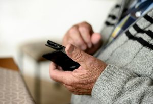 Lei proíbe oferta de crédito por telefone a idosos e aposentados