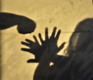 Saiba onde denunciar casos de violência contra crianças e adolescentes