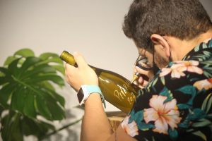 002Café e Carlos Sanabria promovem degustação de vinhos autorais