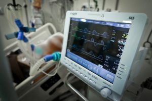 Caem internações e óbitos de idosos com 75 anos ou mais por covid-19