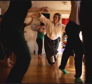 Dança, Marcialidade e Improvisação é o tema da oficina virtual gratuita com Tica Lemos