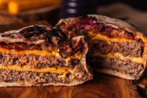 Inforno Burger lança versão com carne dupla