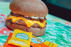 Delivery: hamburguerias oferecem sanduba artesanal em dobro