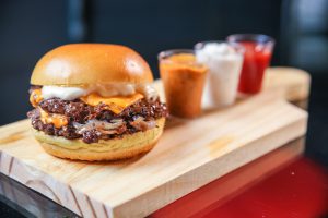 Chama Smash Burguer desembarca na Capital Federal e apresenta novo conceito no Dia Mundial do Hambúrguer