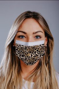 Máscaras descartáveis estilosas conquistam artistas e influenciadores nas redes sociais