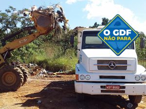 Menos 135 toneladas de entulho em um único dia