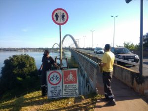 Nova sinalização permite a ciclistas pedalarem pela JK