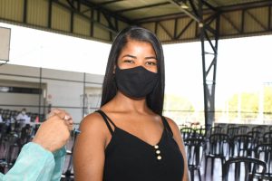 Imunização ao som de DJs para pessoas acima de 18 anos