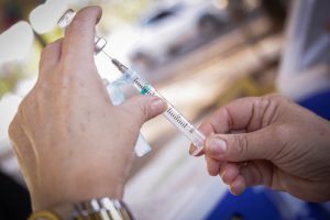 Qualquer vacina pode provocar reações e por diversos fatores