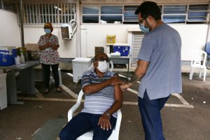 Percentual da população idosa vacinada com a 1ª dose se aproxima dos 100%
