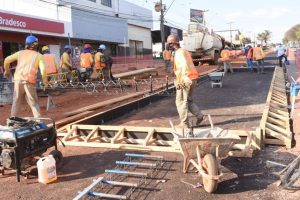 GDF testa pista de concreto e obra da Hélio Prates avança