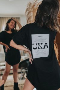 Marca que reforça o empoderamento feminino lança cápsula de coleção “comfy social”