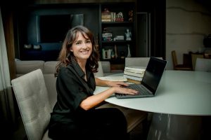 Preparadora literária  ministra curso de escrita criativa em São Paulo