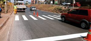 Faixas de pedestres no viaduto Israel Pinheiro ganham nova pintura