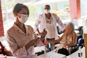 Começa a dose de reforço para idosos de Instituições de Longa Permanência