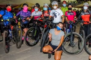 Veículo na garagem de casa e mais de 300 bikes circulando pelas ruas