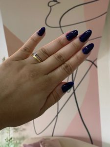 Unhas Stiletto brilham no tapete vermelho do Emmy e viram tendência entre brasileiras