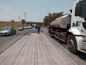 Recuperação asfáltica em trecho da DF-001 segue a todo vapor