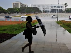 Redobre os cuidados ao dirigir no período das chuvas