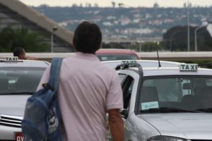Titulares de táxi devem atualizar dados de motoristas auxiliares