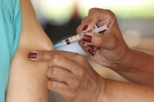 DF antecipa aplicação de vacinas da Pfizer e da AstraZeneca