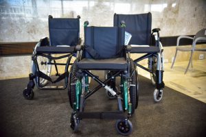 Mais de 100 cadeiras de rodas entregues a pessoas com deficiência