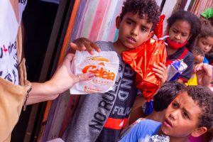 Geléia Burger doa 150 hambúrgueres para crianças da Estrutural
