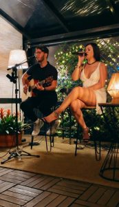 Ex-The Voice Bricia Helen é atração na Valentina Pizzaria