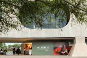 ACOLHIDOS, exposição sobre o percurso de refugiados venezuelanos no Brasil, é prorrogada em Brasília