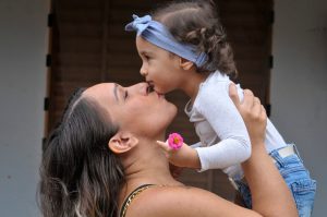 Mês da prematuridade resgata a importância da presença da mãe com o bebê