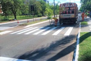Faixas de pedestres são pintadas para a volta às aulas