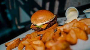 Hamburguerias investem em combos para o almoço