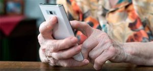 Empresa lança ferramenta audiovisual para ensinar idosos a escapar de golpes