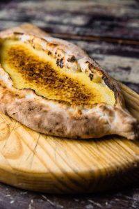 Pizza em formato de cilindro e katcha com crème brûlée são destaques na Grano & Oliva