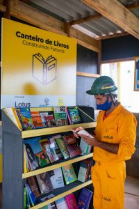 Biblioteca é inaugurada em canteiro de obras no DF