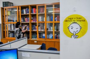Hospitais públicos guardam ciência e pesquisa em bibliotecas próprias