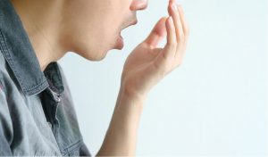 Com a pandemia, o uso de máscaras contribuiu para o aumento de mau hálito