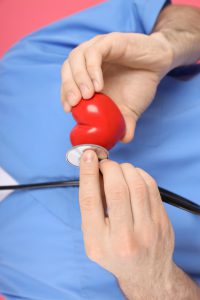 Síndrome do Coração Festeiro:  alerta para o aumento de problemas cardiovasculares no último mês do ano