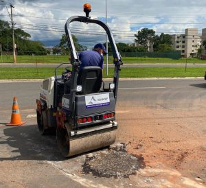 Cinco toneladas de massa asfáltica na recuperação de vias do Cruzeiro