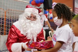Pacientes do ICTDF ganham festa de Natal