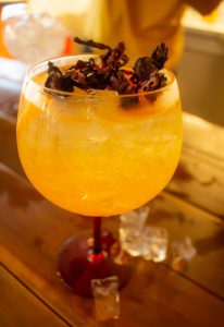 Santo Bar oferece torre de drinques para aniversariantes