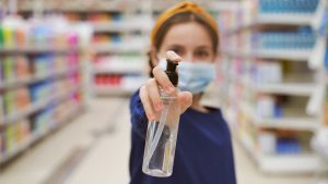 Queimaduras com álcool em gel podem causar danos na superfície ocular, diz especialista