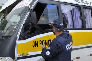 Policiais militares reforçam patrulhamento no primeiro dia do ano letivo