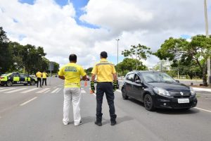 Blitz educativa alerta para riscos do uso de drogas e álcool no Carnaval