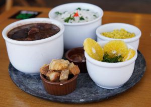 Fora do Eixo aposta em drinques autorais, petiscos e uma deliciosa feijoada