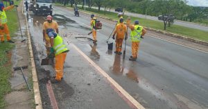 Parceria DER-DF e Administração reforça Operação Tapa-buracos em quadras do Lago Sul