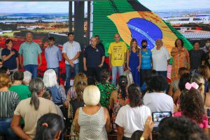 Governador entrega 500 carteiras a artesãos e manualistas do DF